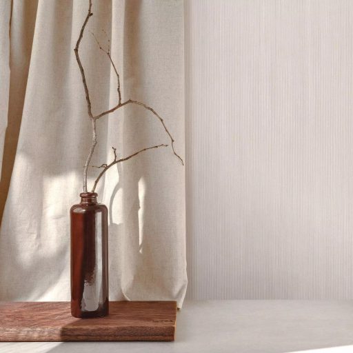 Természetes elegancia megtestesítője! Függőleges vonalvezetésű texturált minta finom bézs és krém/krémfehér tónus tapéta