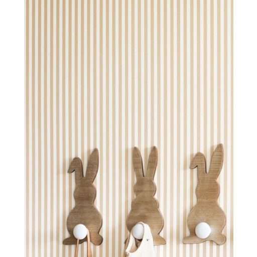 Keskeny csíkozású gyerekszobai minta teveszőrbarna és krémfehér tónus tapéta