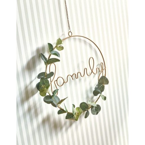 Keskeny csíkozású gyerekszobai minta halvány mandulazöld és krémfehér tónus tapéta