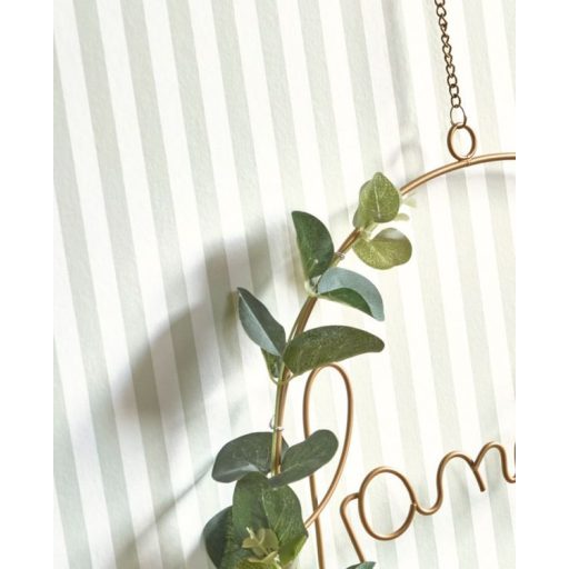 Keskeny csíkozású gyerekszobai minta halvány mandulazöld és krémfehér tónus tapéta