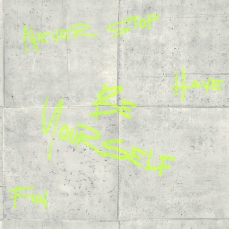 Caselio Young and Free 103319026 CHILL TIME Ipari stílus utcai dekoráció élethű betonfal szürke árnyalatok neon sárgászöld graffiti tapéta
