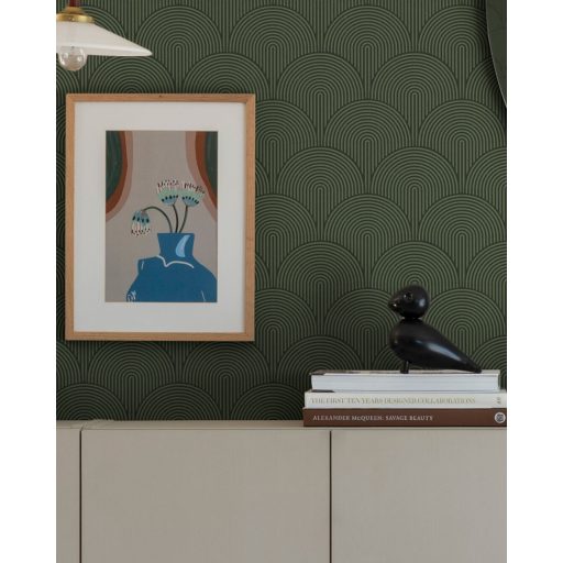 Modern geometria és az Art Deco íves vonalvezetés ötvözete zöld és sötét erdőzöld tónus tapéta