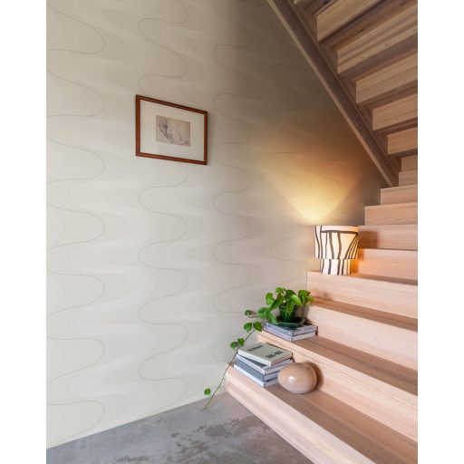 Monokróm minimalizmus és grafikai fegyelem - hullámvonalak installációja lágy homokszín krém és ezüst tónus tapéta