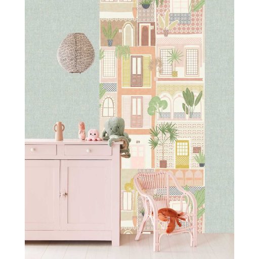 Szines városi házrengeteg zöld növényekkel a homlokzat felől bézs krém sárga korall zöld sokszínű tónus falpanel