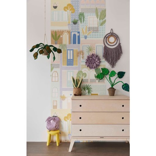 Szines városi házrengeteg zöld növényekkel a homlokzat felől lila kék zöld és sokszínű tónus falpanel