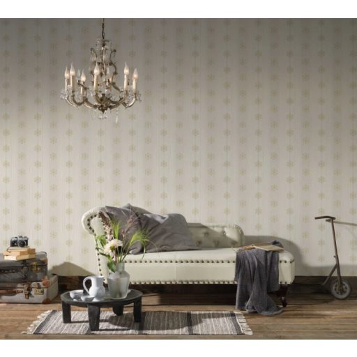 Csíkos alapmintában megjelenített klaaszikus barokk díszítőelemek krémfehér szürke és bézs/bézsarany tónus fémes hatás tapéta