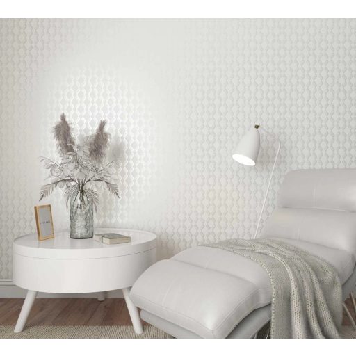 Rombuszformát kialakító grafikus minta textil háttéren fehér és ezüst tónus fémes csillogó hatás tapéta