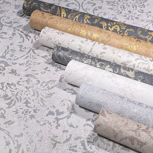 Vintage damaszt barokk minta kopottas beton háttéren fehér és gyöngyház tónus fénylő mintarajzolat tapéta