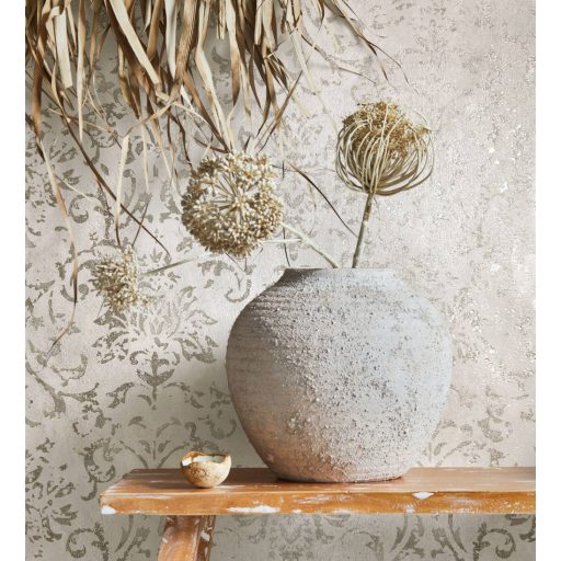 Vintage damaszt barokk minta kopottas beton háttéren szürke szürkésbézs és ezüst tónus fénylő mintarajzolat tapéta