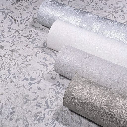 Vintage damaszt barokk minta kopottas beton háttéren szürke/ezüstszürke és arany tónus fénylő mintarajzolat tapéta