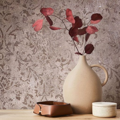 Vintage damaszt barokk minta kopottas beton háttéren bézs  barna és roségold tónus fénylő mintarajzolat tapéta