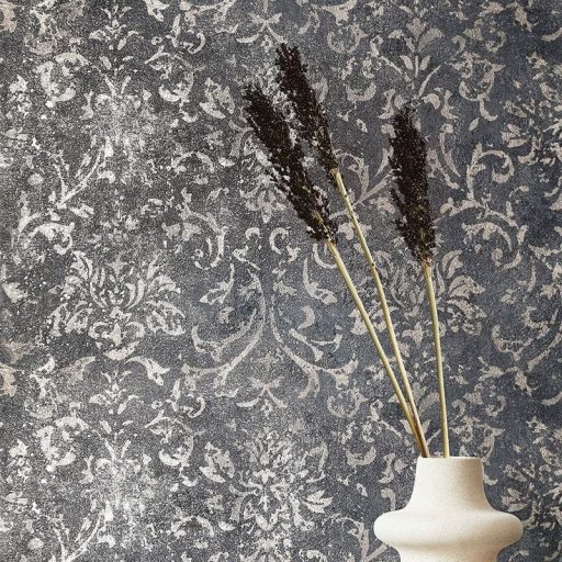 Vintage damaszt barokk minta kopottas beton háttéren szürke antracit és ezüst tónus fénylő mintarajzolat tapéta