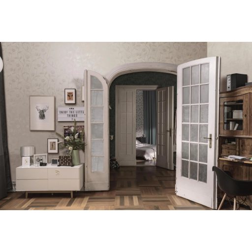 Virágos indák levelek beton háttéren szürkésfehér világosszürke és fénylő fehér mintarajzolat tapéta