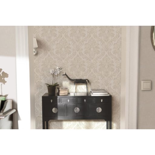 Shabby Chic a kopottas elegancia stílusában barokk díszítőmotívum krémfehér és bézs tónus fémes mintarészletek tapéta