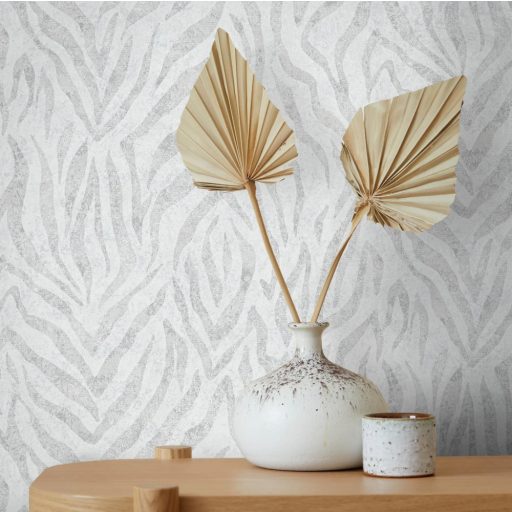 Egzotikus zebracsíkos motívum a kopottas elegancia jegyében szürkésfehér és szürke tónus fémes mintarészletek tapéta