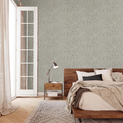 Egzotikus zebracsíkos motívum a kopottas elegancia jegyében szürkésbarna és barna tónus fémes mintarészletek tapéta