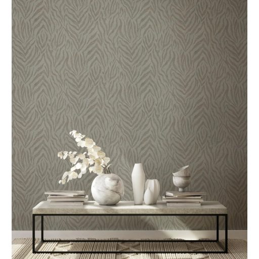 Egzotikus zebracsíkos motívum a kopottas elegancia jegyében szürkésbarna és barna tónus fémes mintarészletek tapéta