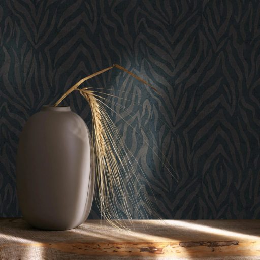 Egzotikus zebracsíkos motívum a kopottas elegancia jegyében fekete és barna tónus fémes bronz mintarészletek tapéta