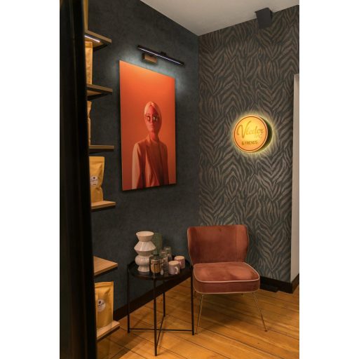 Egzotikus zebracsíkos motívum a kopottas elegancia jegyében fekete és barna tónus fémes bronz mintarészletek tapéta