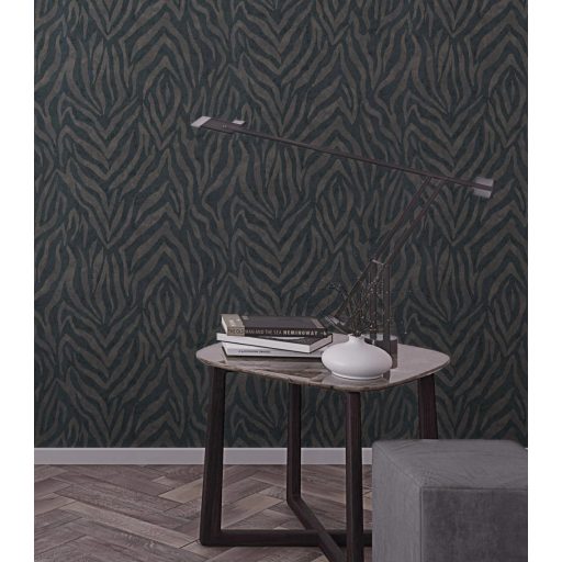 Egzotikus zebracsíkos motívum a kopottas elegancia jegyében fekete és barna tónus fémes bronz mintarészletek tapéta