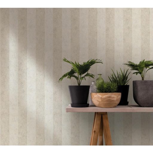 Shabby stílusú csíkos minta fémes hatással krémfehér és bézs/bézsarany tónus fémes mintarészletek tapéta