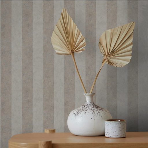 Shabby stílusú csíkos minta fémes hatással szürkésbarna és barna tónus fémes mintarészletek tapéta