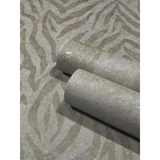 Monokróm beton shabby megjelenésű minta szürkésbézs tónus fémes mintarészletek tapéta