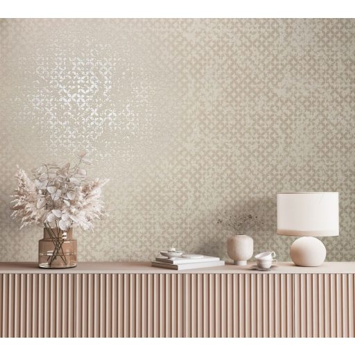 Stilizált levelek strukturált koptatott felületen grafikai minta bézs és gyöngyház fémes hatás tapéta