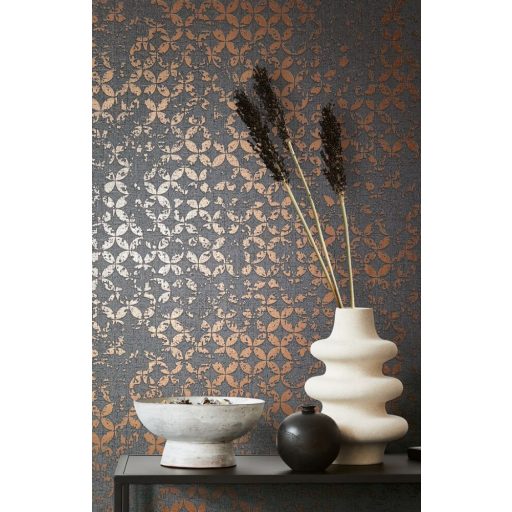 Stilizált levelek strukturált koptatott felületen grafikai minta grafitszürke antracit és rézszín fémes hatás tapéta