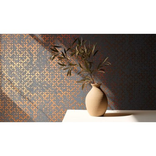 Stilizált levelek strukturált koptatott felületen grafikai minta grafitszürke antracit és rézszín fémes hatás tapéta