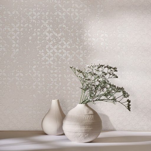 Stilizált levelek strukturált koptatott felületen grafikai minta krém világosbézs és gyöngyház fémes hatás tapéta