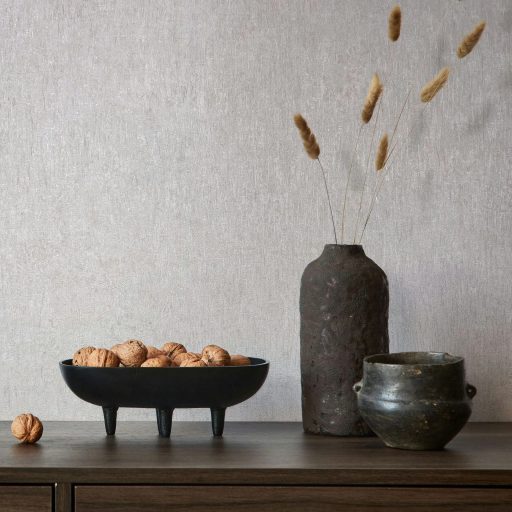 Függőleges irányú texturált felületű nyers selyemre emlékeztető minta lágy szürke és világosszürke tónus enyhe fény tapéta