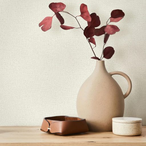 Finom szemcsés felületű egyszínű texturált minta krém és világosbézs tónus finom mintafény tapéta