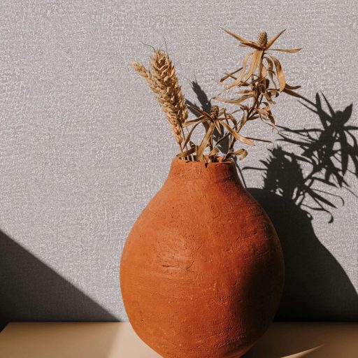 Finom szemcsés felületű egyszínű texturált minta szürke szürkésbarna és ezüst tónus finom mintafény tapéta