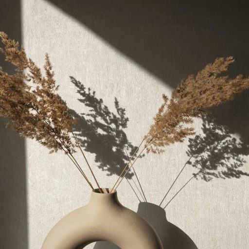 Függőleges irányú texturált felületű nyers selyemre emlékeztető minta krémfehér/krém tónus enyhe fény tapéta