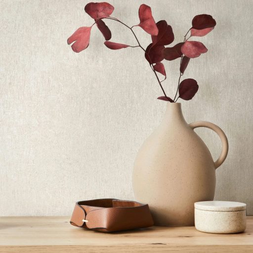 Függőleges irányú texturált felületű nyers selyemre emlékeztető minta krémfehér/krém tónus enyhe fény tapéta