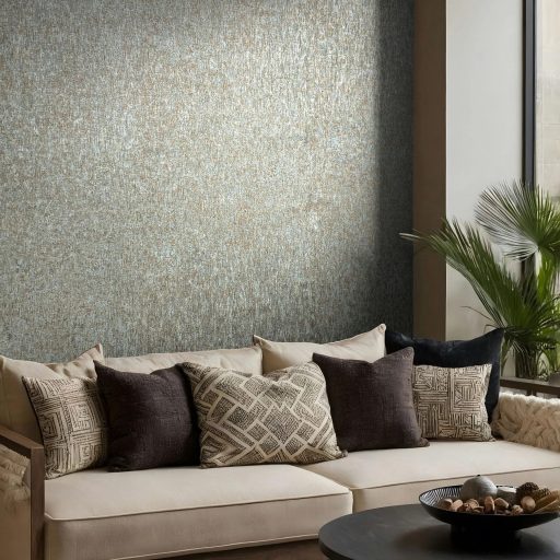 Függőleges irányú texturált felületű nyers selyemre emlékeztető minta hideg szürke ezüst türkiz és fémes barna tónus enyhe fény tapéta