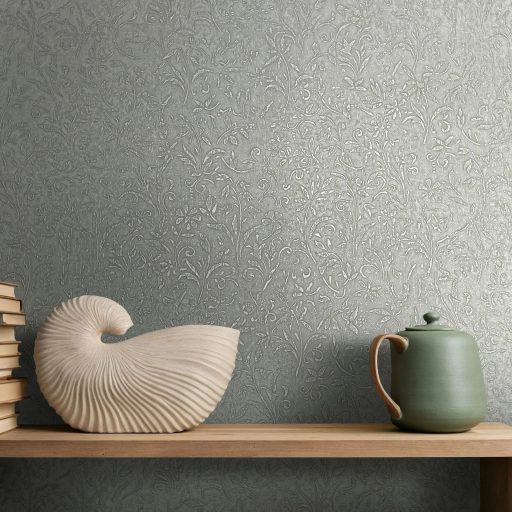 Barokk ihletésű indák és kacsos levelek - mint a brokát - dombornyomású mintája világosszürke és ezüstszürke tónus finom fény tapéta