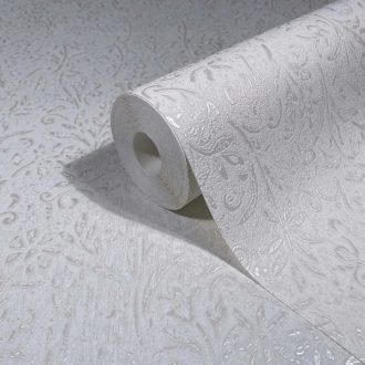  Barokk ihletésű indák és kacsos levelek - mint a brokát - dombornyomású mintája törtfehér és gyöngyház tónus finom fény tapéta