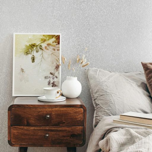 Barokk ihletésű indák és kacsos levelek - mint a brokát - dombornyomású mintája törtfehér és gyöngyház tónus finom fény tapéta