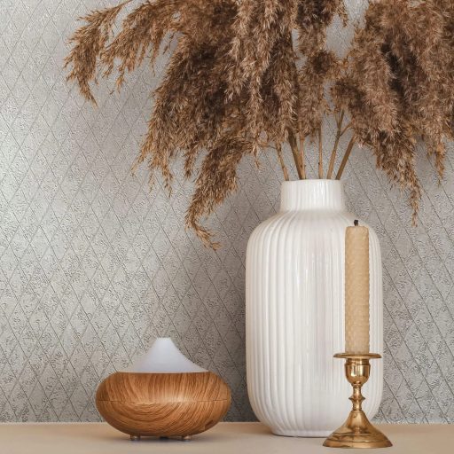 Skandináv elegancia klasszikus texturált felületű rombusz mintával törtfehér és gyöngyház tónus finom mintafény tapéta