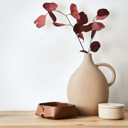 Szórt fémes hatású texturált minta fehér/törtfehér és gyöngyházfehér tónus finom fény tapéta