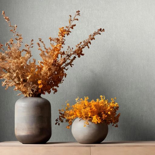 Függőleges irányú texturált felületű nyers selyemre emlékeztető minta szürke és ezüstös-szürke tónus enyhe fény tapéta