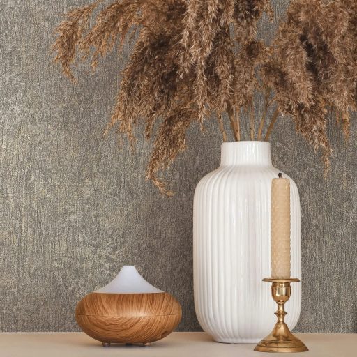 Függőleges irányú texturált felületű nyers selyemre emlékeztető minta sötétszürke és homok-bézs tónus enyhe fény tapéta