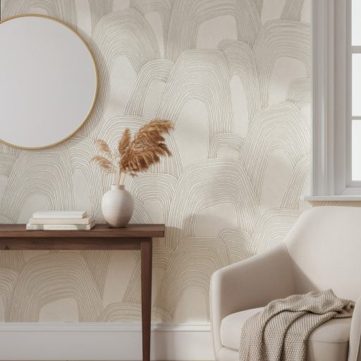 Ismétlődő domború koncentrikus ívek monumentális absztrakt mintázata krémfehér bézs és gyöngyház tónus fémes hatás tapéta