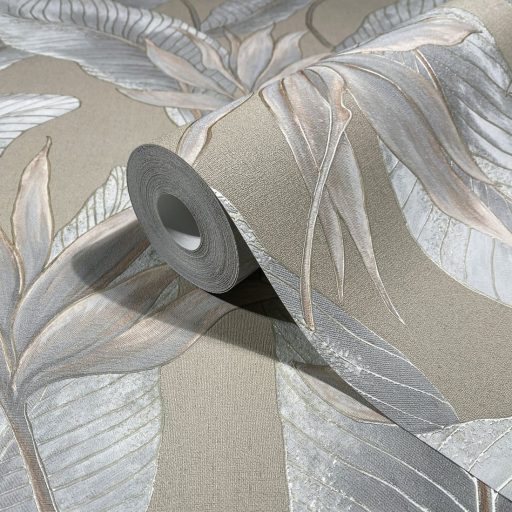 Botanikai illusztráció - nagyméretű trópusi levelek mintája meleg homokszín kék/kékeszürke roségold és aranybarna tónus fémes hatás tapéta