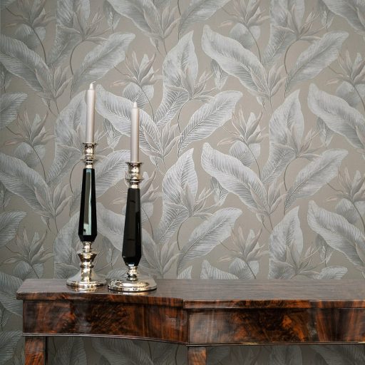 Botanikai illusztráció - nagyméretű trópusi levelek mintája meleg homokszín kék/kékeszürke roségold és aranybarna tónus fémes hatás tapéta