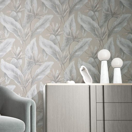 Botanikai illusztráció - nagyméretű trópusi levelek mintája meleg homokszín kék/kékeszürke roségold és aranybarna tónus fémes hatás tapéta