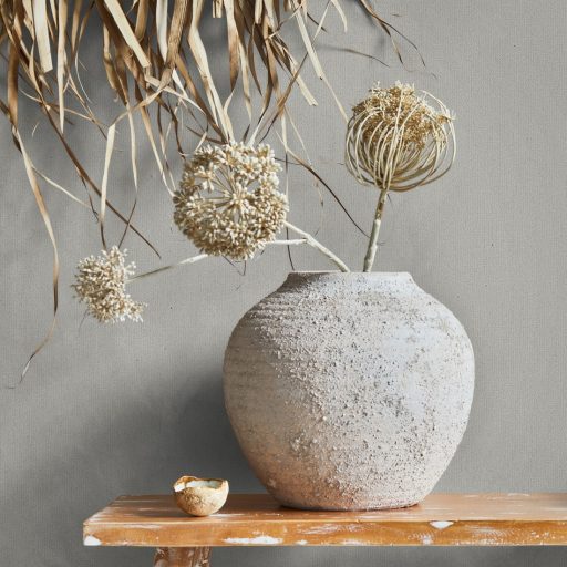 Finoman szőtt vászonhatású strukturált egyszínű minta középszürke tónus tapéta