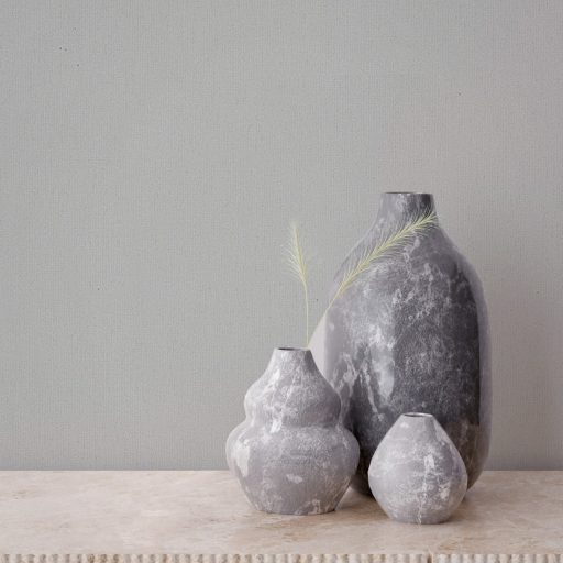 Finoman szőtt vászonhatású strukturált egyszínű minta fátyolos középszürke tónus tapéta